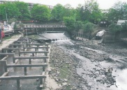 Spillway at very low tide